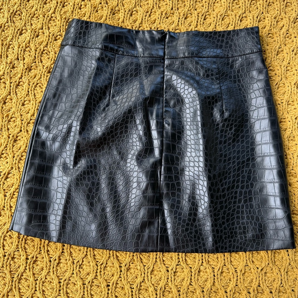 NWT Forever 21 Black Faux Vegan Leather Mini Skirt Size M Embossed Crocodile